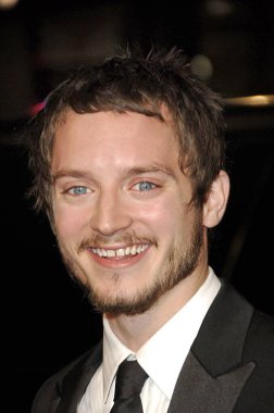 Elijah Wood afi Fest 2006 için gelenler siyah Tie açılış gece gala ve ABD prömiyeri Bobby, Grauman ' 's Çin Tiyatrosu, Los Angeles, CA, Kasım 01, 2006. Fotoğraf: Michael Germana/Everett Collection