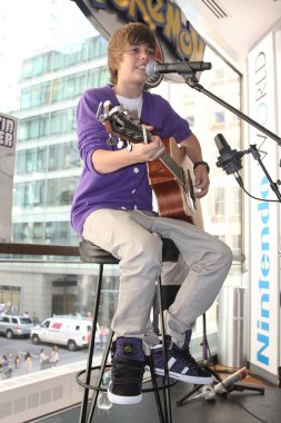 Justin Bieber Justin Bieber Konser ve İmza İmza için mağaza görünümünde, Nintendo World Store, New York, Ny Eylül 1, 2009 