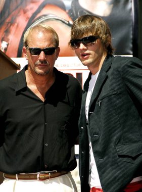 Kevin Costner, Ashton Kutcher Kevin Costner el ve ayak izi töreni için indüksiyon töreninde, Grauman Çin Tiyatrosu, Hollywood, Ca, Eylül 06, 2006. Fotoğraf: Michael Germana / Everett Koleksiyonu