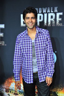 Adrian Grenier Hbo's Boardwalk Empire Series Premiere için gelenler, Ziegfeld Tiyatrosu, New York, Ny Eylül 15, 2010. Fotoğraf: Gregorio T. Binuya / Everett Koleksiyonu