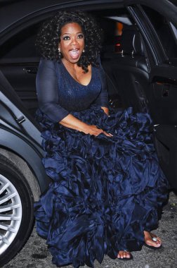 Oprah Winfrey (Donanma ipek-organza Oscar de la Renta elbisesi giyen) Mark Restaurant Jean-Georges dışarı ve hakkında Celebrity candids için girer-Pazartesi, New York, New York, NY Mayıs 3, 2010. Fotoğraf: Ray tamarra/Everett Collection