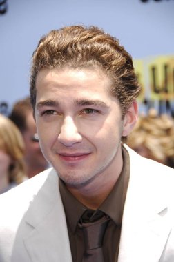 Shia LaBeouf Surf ' 'S Up Premiere, Mann ' 's Village Theatre Westwood, Los Angeles, CA, 02 Haziran 2007 için gelenler de. Fotoğraf: Michael Germana/Everett Collection