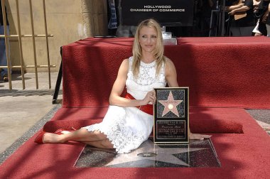 Cameron Diaz (Oscar de la Renta elbise ve kemer giyiyor) Cameron Diaz için Hollywood Walk of Fame Töreni Star için indüksiyon töreninde, Hollywood Bulvarı, Los Angeles, Ca Haziran 22, 2009. Fotoğraf: Michael Germana / Everett Koleksiyonu