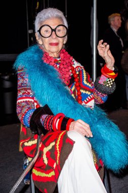 Iris Apfel Desigual İlkbahar Yaz 2016 Fashion Show, Arc - Skylight At Moynihan Station, New York, Ny 10 Eylül 2015 için katılım. Fotoğraf: Steven Ferdman / Everett Koleksiyonu