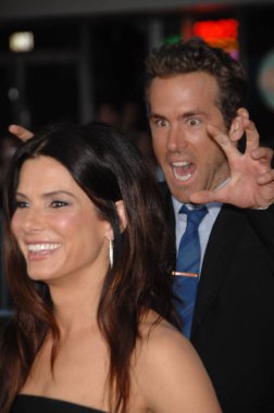 Sandra Bullock, Ryan Reynolds değişim Premiere, Village Theatre Westwood, Los Angeles, CA 1 Ağustos 2011 için gelenler