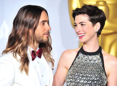 Jared Leto, bir aktör tarafından En Iyi performans bir destek rolü, Anne Hathaway, 86th yıllık Akademi Ödülleri için basın odasında sunucu-basın odası-Oscars 2014, Hollywood ve Highland Center 'da Dolby Theatre, Los Angeles, CA Mart 2, 2014