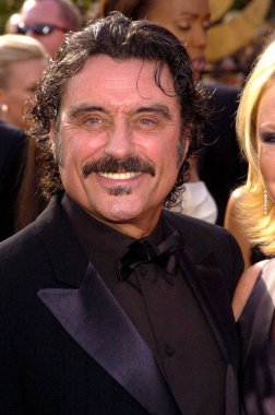Ian McShane, 57th yıllık Primetime Emmy Ödülleri, Shrine Auditorium, Los Angeles, CA, 18 Eylül 2005 için gelenler. Fotoğraf: Dee Cercone/Everett Collection