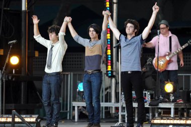 Nick Jonas, Joe Jonas, Kevin Jonas konserde Jonas Brothers için sahnede ABC ' nin Günaydın Amerika, Bryant Park, New York, NY, Ağustos 08, 2008. Fotoğraf: George Taylor/Everett Collection