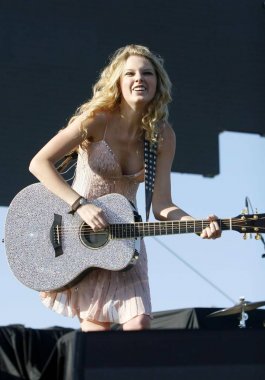 Taylor Swift Sat için sahnede- Stagecoach Country Müzik Festivali Konserleri, Empire Polo Field, Indio, Ca, Mayıs 03, 2008. Fotoğraf: James Atoa / Everett Koleksiyonu