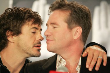 Robert Downey Jr,Val Kilmer Kiss için içinde, Kiss, Bang, Bang basın toplantısı, Sutton Place Hotel, Toronto, On, Eylül 09, 2005. Fotoğraf: Malcolm Taylor / Everett Koleksiyonu
