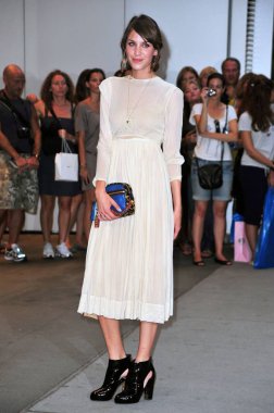 Alexa Chung (vintage elbise giyiyor ve Louis Vuitton çanta taşıyan) Eylül sayı prömiyeri için gelenler, modern sanat MoMA Müzesi, New York, NY Ağustos 19, 2009. Fotoğraf: Gregorio T. Binuya/Everett Collection