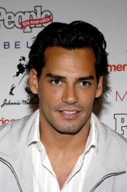 Aktör Cristian de la Fuente 3 yıllık Insanlar en Espanol 's ' 50 en güzel ' gala, nerede dergi bir yıldız-çivili kutlama bazı bugünün sıcak ve en yetenekli Ispanyol celebriti featuring içine en çok satan sorunu dönüşümü geliyor