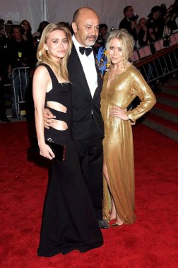 Ashley Olsen (Diane von Furstenberg giyen), Christian Louboutin, Mary Kate Olsen (Diane von Furstenberg giyen) süper kahramanlar için gelenler: moda ve fantezi Gala, Metropolitan Müzesi Sanat Kostüm Enstitüsü, New York, NY, Mayıs 05, 2008. Fotoğraf 