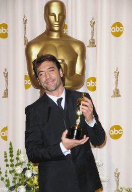 Javier Bardem (kazanan, En İyi Yardımcı Erkek Oyuncu, No Country For Old Men, No Country For Old Men, Prada takım elbise giyiyor), Basın Odası için basın odasında - 80 Yıllık Akademi Ödülleri Oscar Töreni, Kodak Tiyatrosu, Los Angeles, Ca, Şubat 24, 2008. Fotoğraf: David Longen
