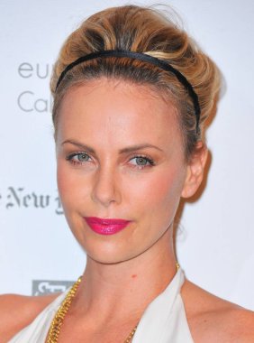 Charlize Theron (Jennifer Behr kafa bandı takan) Ifp's 21 Yıllık Gotham Bağımsız Film Ödülleri için gelenler, Cipriani Restaurant Wall Street, New York, Ny Kasım 28, 2011. Fotoğraf: Gregorio T. Binuya / Everett Koleksiyonu