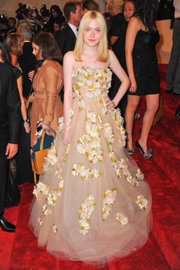Dakota Fanning (Valentino tarafından bir elbise giyiyor) Alexander Mcqueen için gelenler: Savage Güzellik Açılış Gecesi Gala - Bölüm 2, Metropolitan Sanat Kostüm Enstitüsü Müzesi, New York, Ny Mayıs 2, 2011. Fotoğraf: Gregorio T. Binuya / Everett Koleksiyonu
