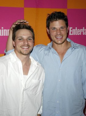 Nick Lachey ve kardeşi Drew Lachey Entertainment Weekly's Must List: The 137 People & Things We Love This Summer partide Crobar, New York Haziran 17, 2004. (Fotoğraf: S.Sarac/Everett Collection)