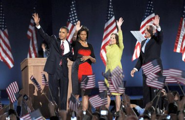 ABD Cumhurbaşkanı seçim senatör Barack Obama, eşi Michelle Obama, Jill Biden, Joe Biden Barack Obama ABD cumhurbaşkanlığı seçimi zafer konuşma ve kutlama, Grant Park, Chicago, IL, 04 Kasım 2008 için bir kamu görünümü. Fotoğraf: Kristin Cal