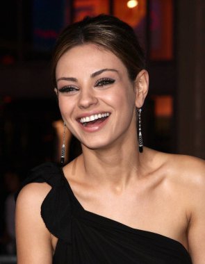 Mila Kunis (Neil Lane küpe giyiyor) eli Premiere kitabı için gelenler, Grauman Çin Tiyatrosu, Los Angeles, CA Ocak 11, 2010. Fotoğraf: James Ayherst/Everett Collection