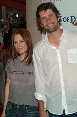 Aktris Julianne Moore ve kocası Bart Freundlich 2004 Tribeca Film Festivali için Tribeca Sahne Sanatları Merkezi 'nde D Mayıs 7, 2004 House of Gösterim katılmak. (Gbinuya/Everett Collection tarafından fotoğraf)