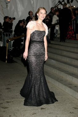 Claire Danes (Calvin Klein giyiyor) Kostüm Enstitüsü Chanel Sergi Açılış Gecesi Gala Benefit, Metropolitan Sanat Müzesi, New York, Ny, Mayıs 02, 2005 için gelenler. Fotoğraf: Rob Rich / Everett Koleksiyonu