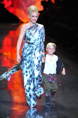 Gwen Stefani (L.A.M.B. tulum giyiyor), L.A.M.B. Sonbahar/Kış 2011 Koleksiyon Defilesi için katılan Son Kingston, Lincoln Center, New York, NY Şubat 17, 2011. Fotoğraf: Gregorio T. Binuya / Everett Koleksiyonu