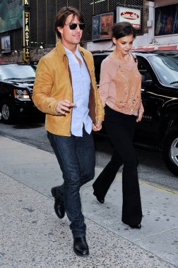 Tom Cruise, Katie Holmes, Broadway dışarı ve hakkında Celebrity candids için ' çitler ' performansını görüntülemek için Cort Theater girin-Salı, New York, NY Haziran 22, 2010. Fotoğraf: Ray tamarra/Everett Collection