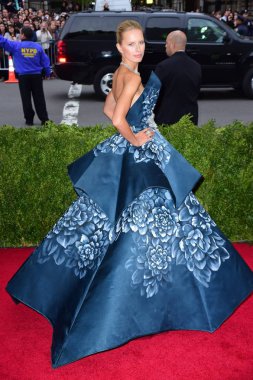 Karolina Kurkova 'Charles James için gelenler: Moda Ötesinde' Açılış Gecesi Metropolitan Sanat Yıllık Gala - Bölüm 3, Anna Wintour Kostüm Merkezi, New York, Ny Mayıs 5, 2014. Fotoğraf: Gregorio T. Binuya / Everett Koleksiyonu