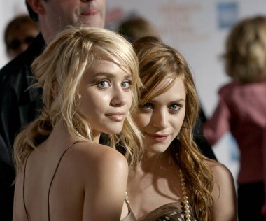Aktrisler Mary Kate ve Ashley Olsen Mayıs'ta Tribeca Sahne Sanatları Merkezi'nde New York Minute galası katılmak 4, 2004 New York Tribeca Film Festivali sırasında (David Blackman / Everett Koleksiyonu tarafından fotoğraf)