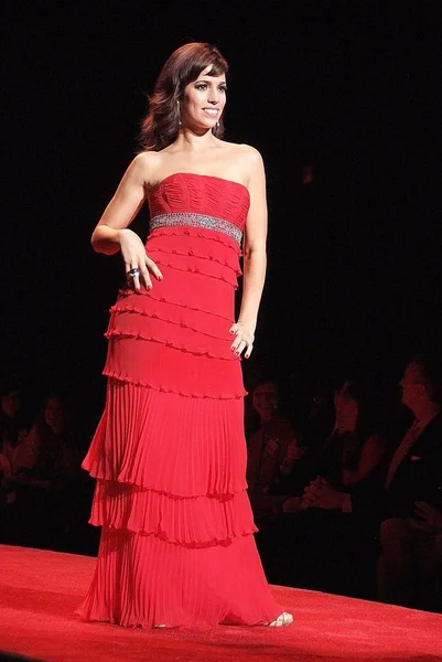 Ana Ortiz Adentro Para Heart Truth Red Dress Collection 2008 — Foto de Stock