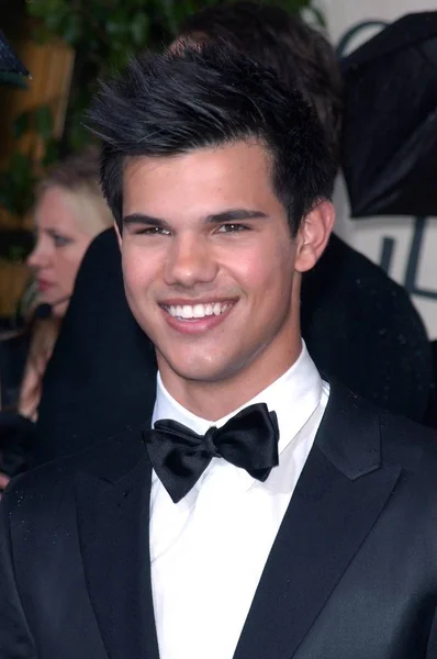 Taylor Lautner Vid Ankomst Till Den Årliga Golden Globes Awards — Stockfoto