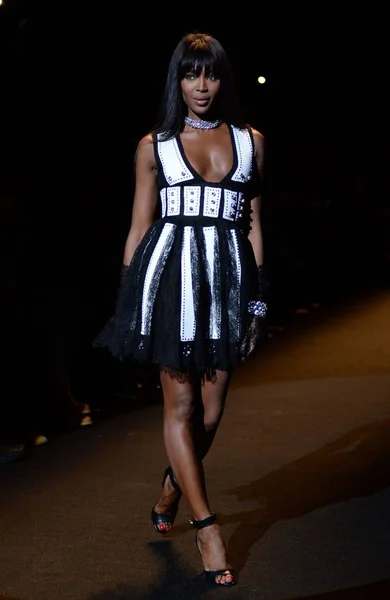 Naomi Campbell Pista Para Fashion Relief 2015 Fall Fashion Show — Fotografia de Stock