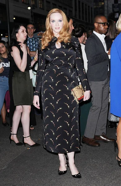 Christina Hendricks Bij Aankomsten Voor Zac Posen Spring Summer 2016 — Stockfoto