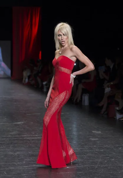 Debbie Gibson Runway Red Women Red Dress Collection 2016 Skylight — Stock Photo, Image