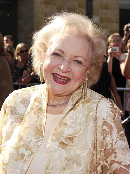 Betty White Przy Przyjazdów Tych Rocznych Dziennych Nagród Emmy Kodak — Zdjęcie stockowe