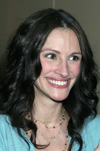 ジュリア ロバーツは 壁の利益のスカイホール エイブリーフィッシャーホール リンカーンセンター ニューヨーク ニューヨーク 2005年4月21日に星のための到着時に リッチ エベレット — ストック写真