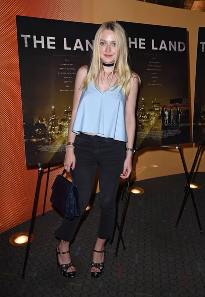 ดาโกต Dakota Fanning มาถ Land Premiere School Visual Arts Sva — ภาพถ่ายสต็อก