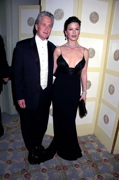 Michael Douglas Catherine Zeta Jones Las Llegadas Para Red Ball — Foto de Stock