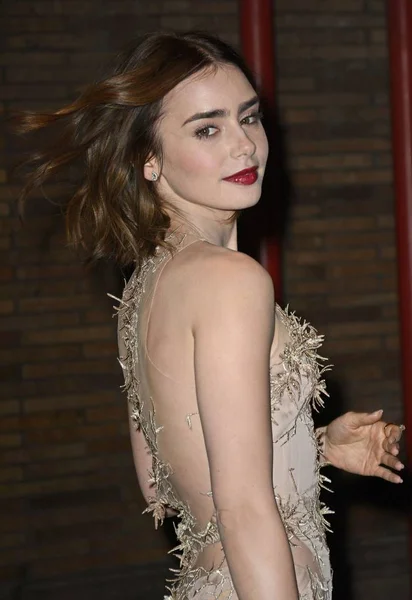 Lily Collins Las Llegadas Para Glamour 2013 Women Year Awards — Foto de Stock