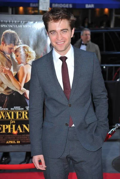 Robert Pattinson Bei Der Premiere Von Wasser Für Elefanten Ziegfeld — Stockfoto