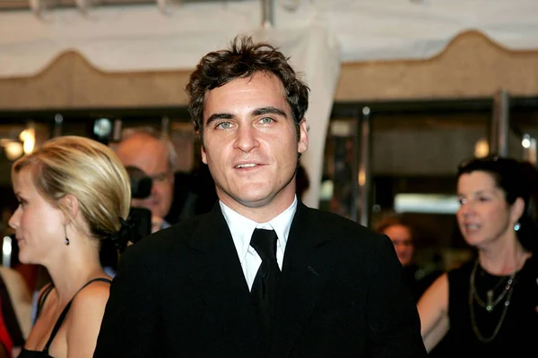 Joaquin Phoenix Reese Witherspoon Him Left Arrivals Walk Line Premiere — Stock Photo, Image