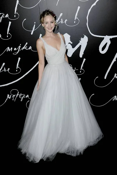 Jennifer Lawrence Vistiendo Vestido Christian Dior Couture Las Llegadas Madre —  Fotos de Stock