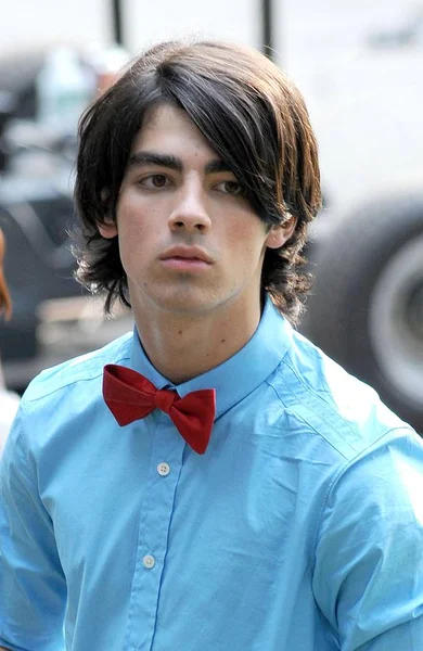 Joe Jonas Vor Ort Für Die Jonas Brothers Band Dreht — Stockfoto