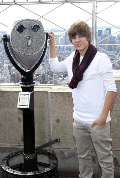 Justin Bieber Närvaro För Empire State Building Lighting För Jumpstart — Stockfoto