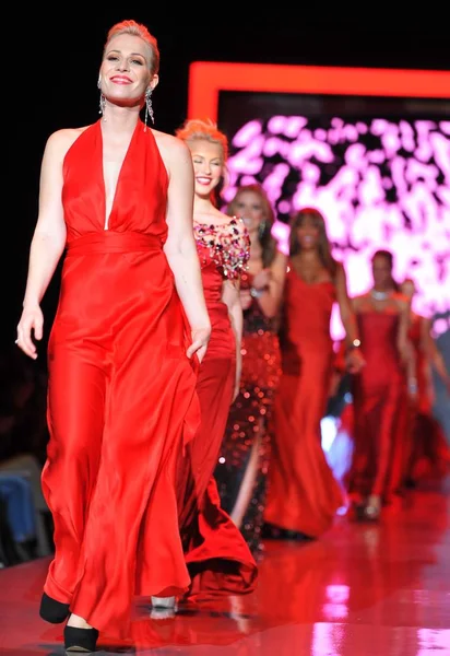 Наташа Бекхэмфилд Модном Показе Heart Truth Red Dress Show 2011 — стоковое фото