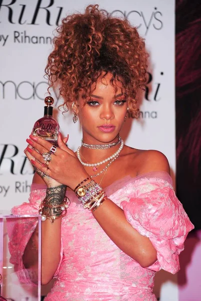Rihanna Sklepie Wygląd Dla Rihanna Wprowadza New Fragrance Riri Macy — Zdjęcie stockowe
