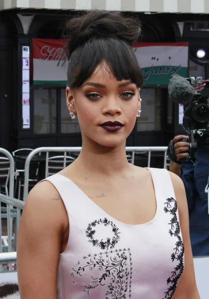 Rihanna Con Vestido Christian Dior Las Llegadas Para Home Premiere — Foto de Stock