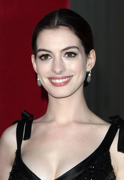 Anne Hathaway Premiere Valentino Için Gelenler Son Imparator Lacma Los — Stok fotoğraf