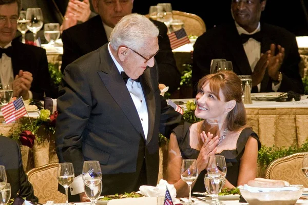 Henry Kissinger Carla Bruni Sarkozy Bei Der Preisverleihung Der Gewissensstiftung — Stockfoto