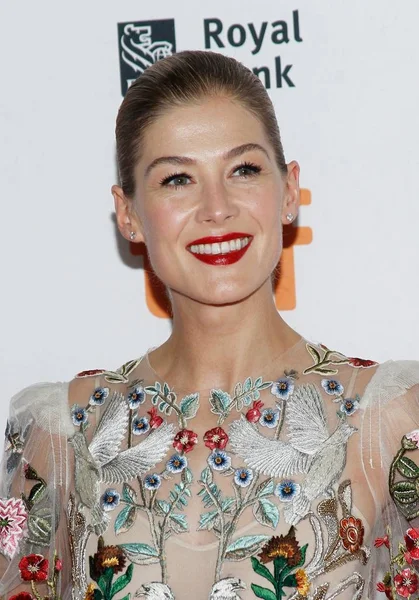 Rosamund Pike Vid Ankomst Till Hostiles Premiären Toronto International Film — Stockfoto